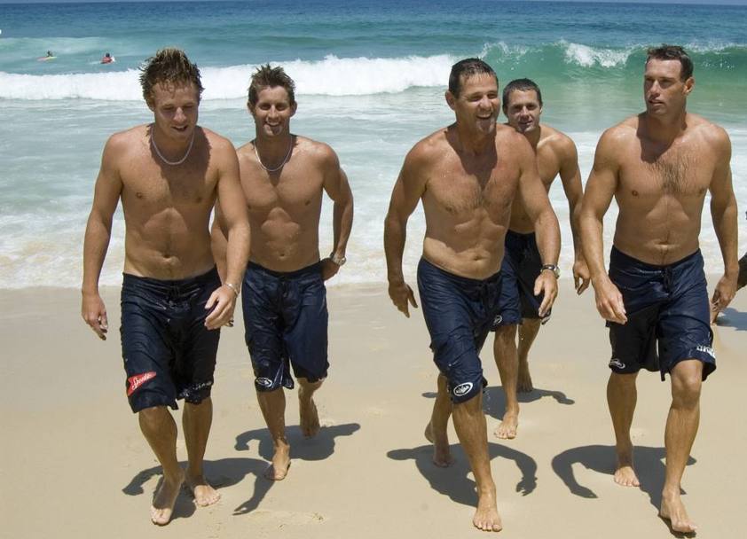 Un gruppo di attori del cast di Bondi Beach